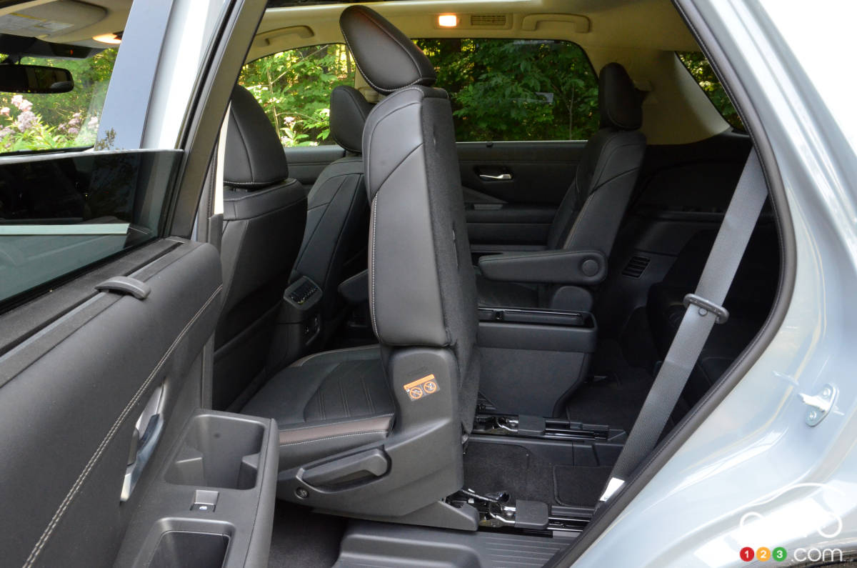 Nissan Pathfinder, deuxième rangée de sièges